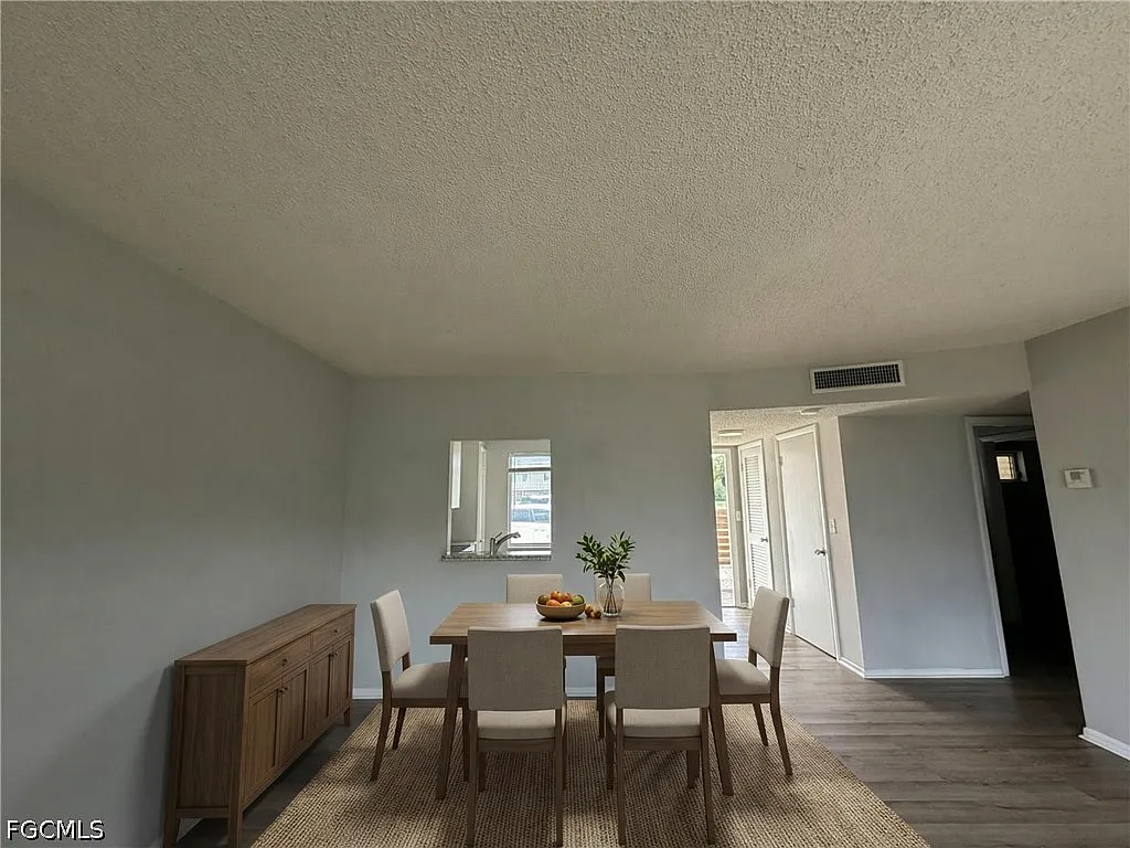 1 bed, 1.0 bath, 1000 sqft, $1,150 — Photo 2