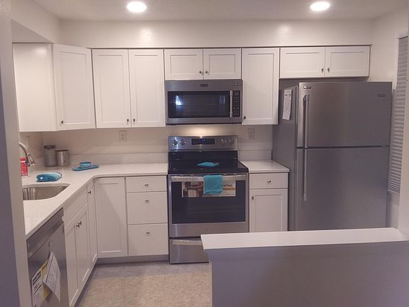Stainless Steel Appliances, (Fingerprint Resistant.)
