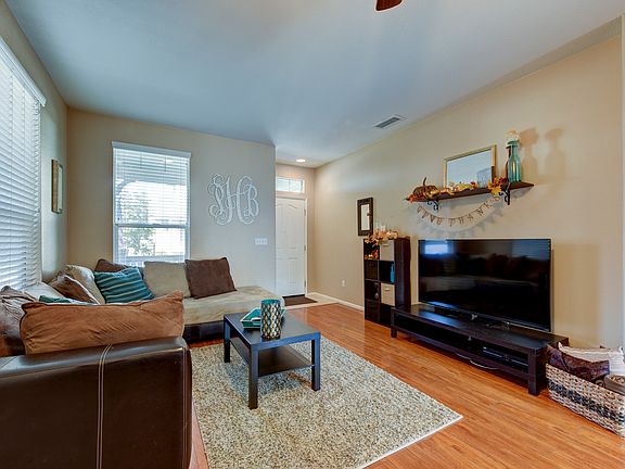4th image of 390 Penhow Cir