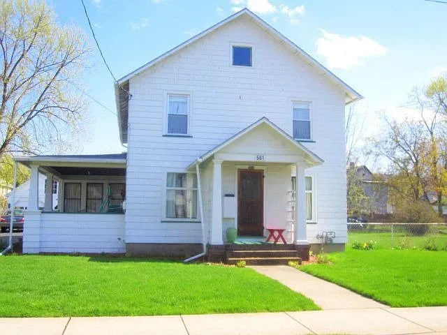 561 Thompson St photo 1