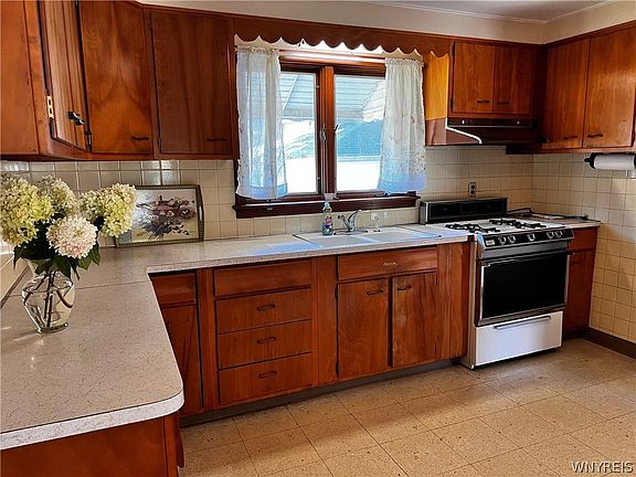 3rd image of 163 Cantwell Dr