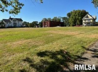 422 12th St, Rock Island, IL 61201