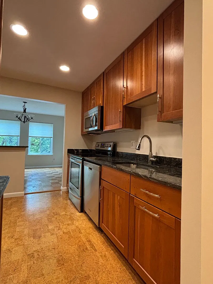 Beautiful and spacious 2 BR 2FB condo in gated community — Photo 2