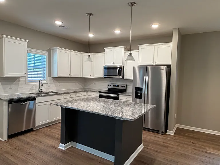 1102 Silverbend Trl — Photo 8