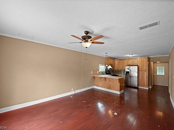 3rd image of 909 Camden Ave