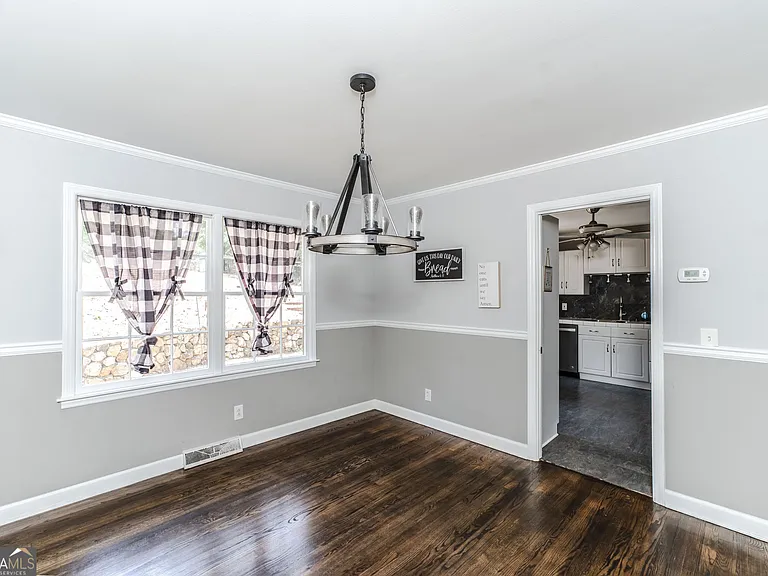 302 E Valley Rd NE — Photo 16