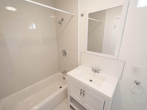 4th image of 2721 W 74th St