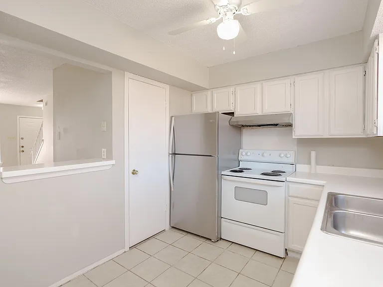 2813 Wimbledon Ct #D — Photo 6