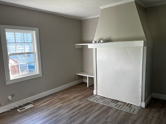 1st bedroom- downstairs- great for a home office- no closet in this bedroom