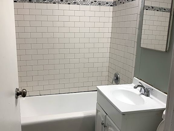 4th image of 572 Plymouth Ave Unit 1