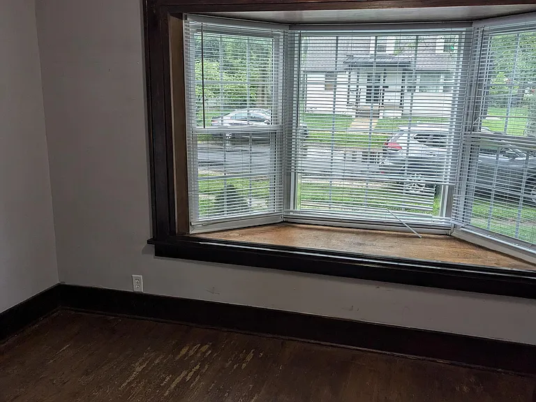 1626 W Clark St — Photo 3