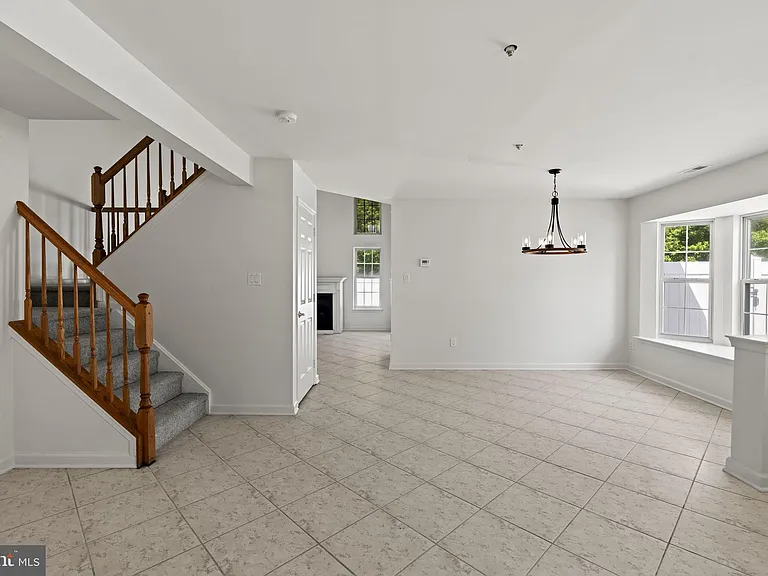 124 Buckingham Way — Photo 32