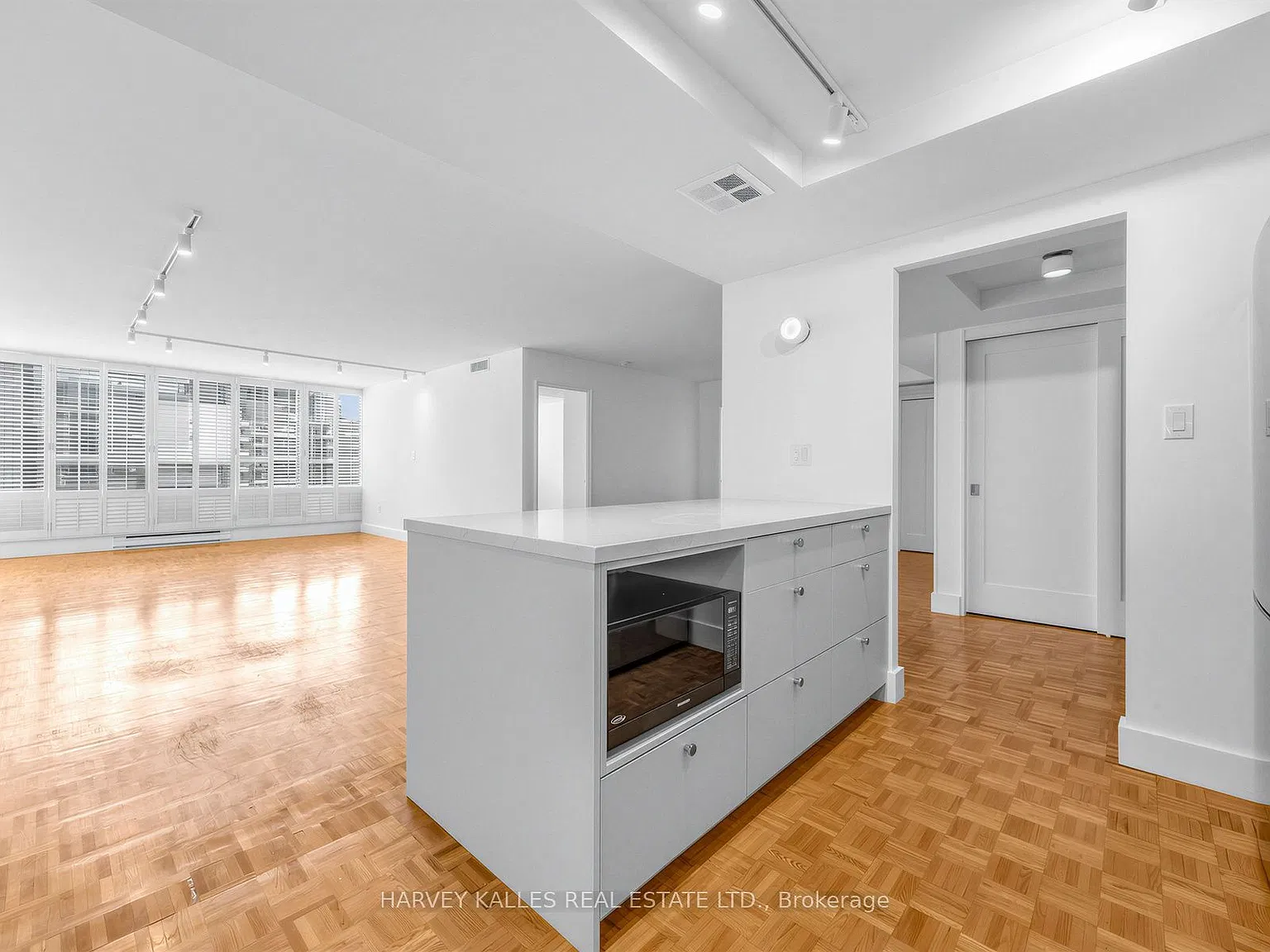 71 Charles St E — Photo 4