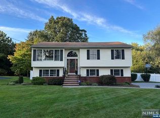 16 Willard Ln, Towaco, NJ 07082