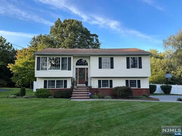 16 Willard Ln, Towaco, NJ 07082