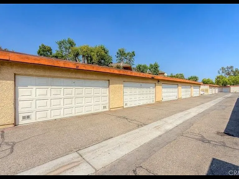 detached enclosed garage with remote