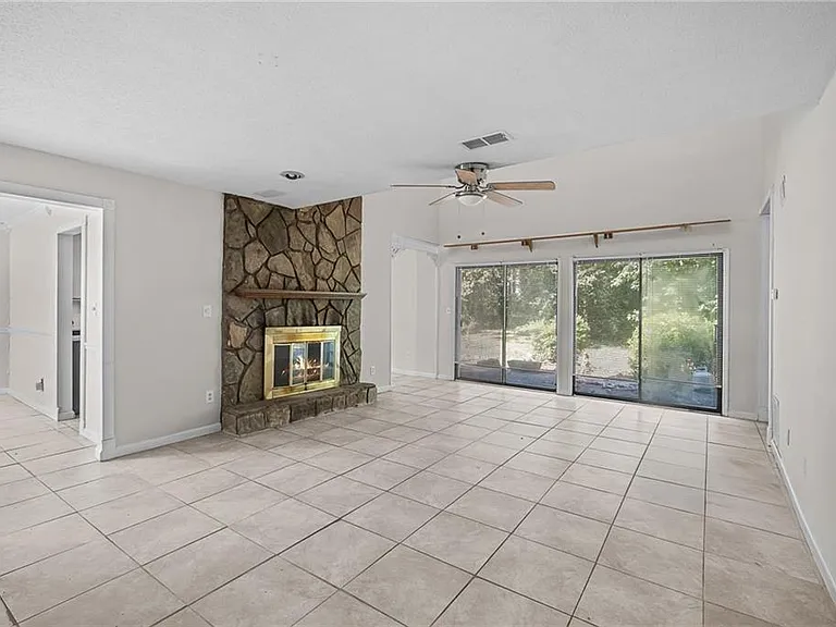 990 Chapman Ln — Photo 10