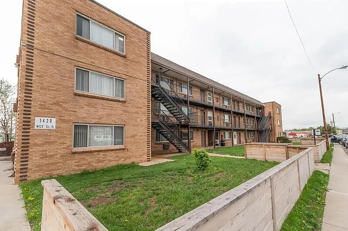 Building Photo - 1420 W 71st Pl