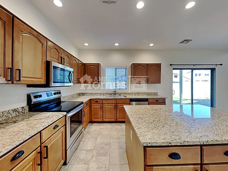 17238 W Maui Ln — Photo 3