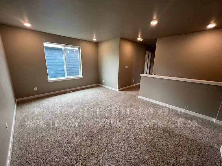910 Burwood St SE — Photo 13