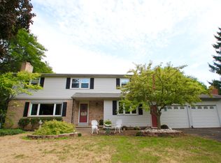 52 Farm Brook Dr, Rochester, NY 14625