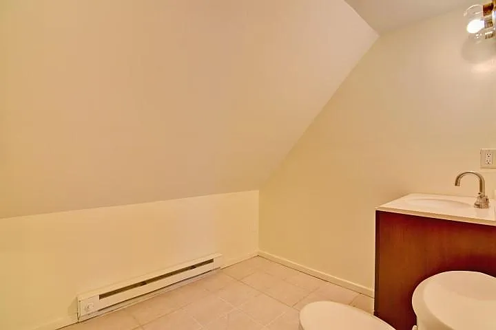 331 Center St — Photo 2