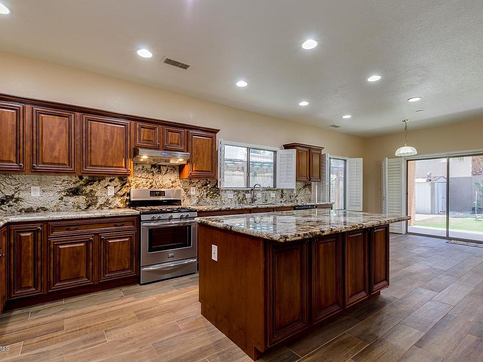 1st image of 1043 W Wildhorse Dr