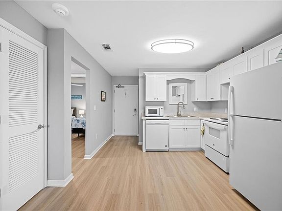 3rd image of 400 Plantation Dr #4206