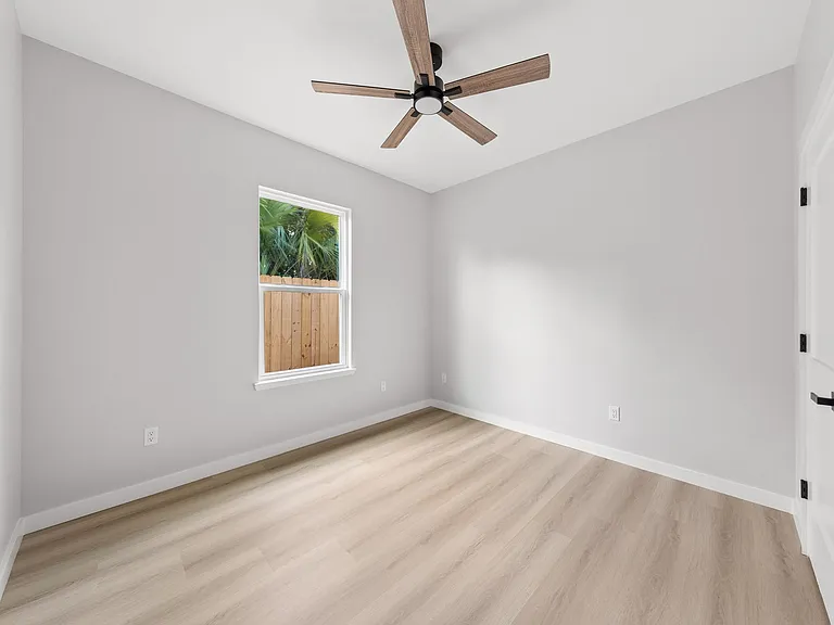 517 E 8th St #1 — Photo 15
