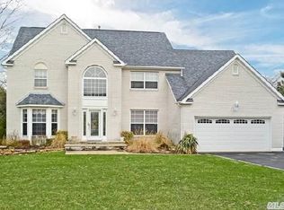 1 Somerset Dr, Holbrook, NY 11741