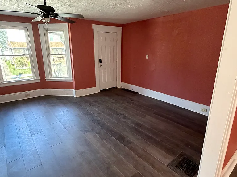 1425 W 84th St #1 — Photo 3