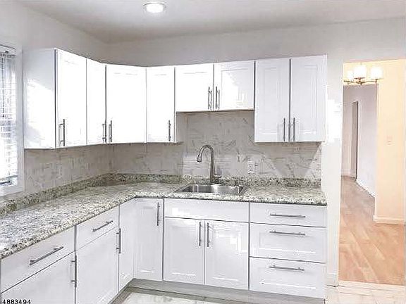5th image of 588 Argyle Ave