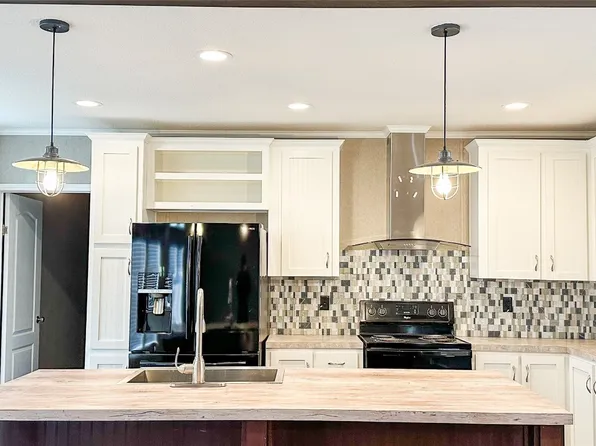 170 Blue Ridge Dr, Runaway Bay, TX 76426