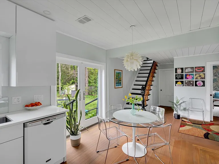 116 Catherine St — Photo 17