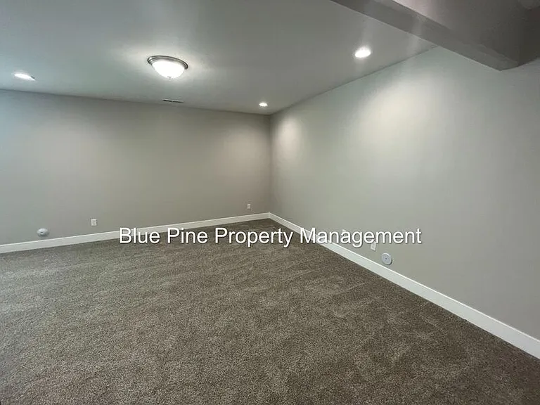 1924 Harrington Cir — Photo 20