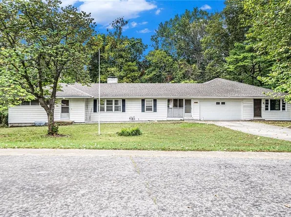 4914 N Central St, Kansas City, MO 64118