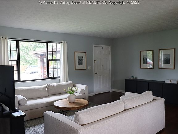 3rd image of 300 Raceview Dr
