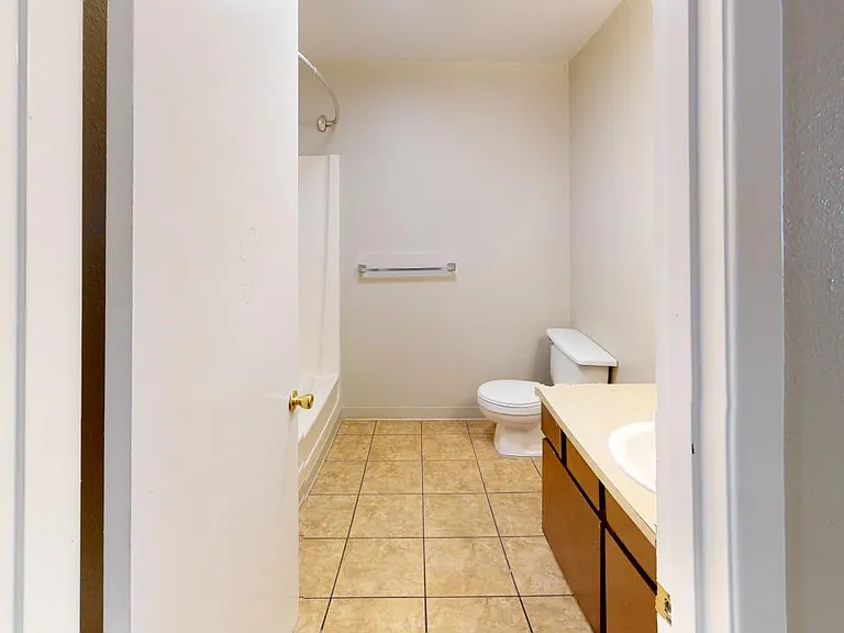 240 W Furnish Ave #5 — Photo 7