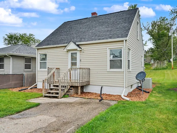 1216 22nd Ave SW, Cedar Rapids, IA 52404