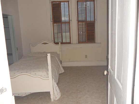 3rd image of 923 NW 5th Ave