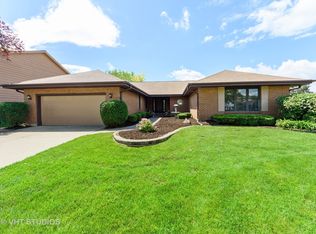 132 Golf View Cir, Prospect Heights, IL 60070