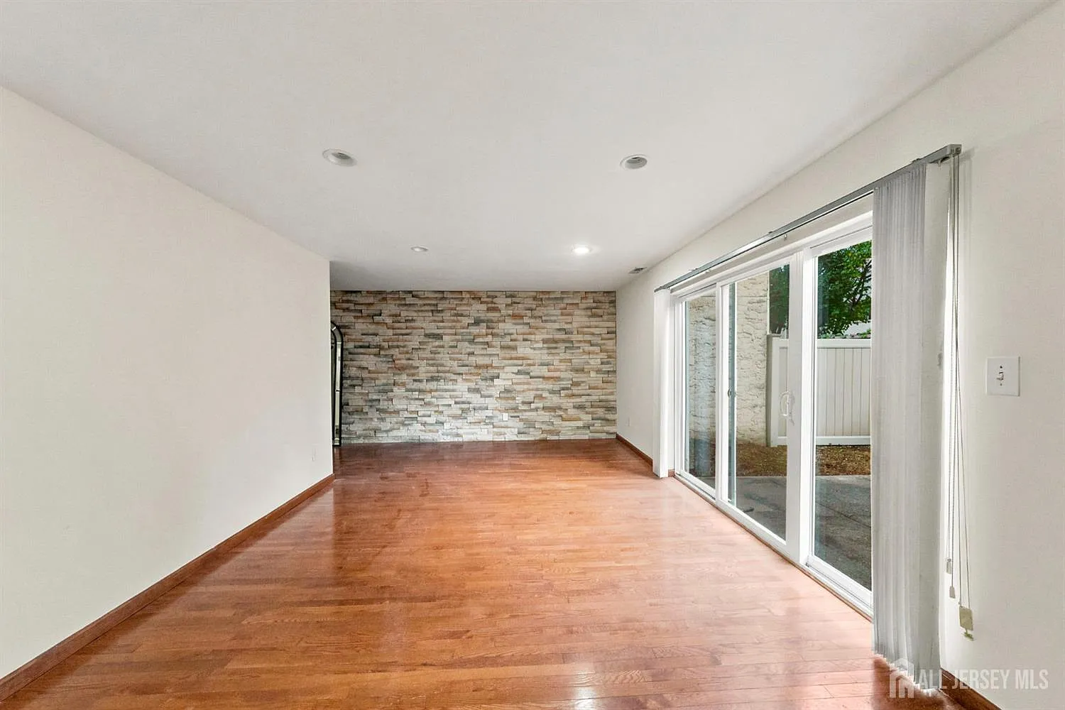 3 bed, 2.5 bath, 2216 sqft, $3,400 — Photo 4