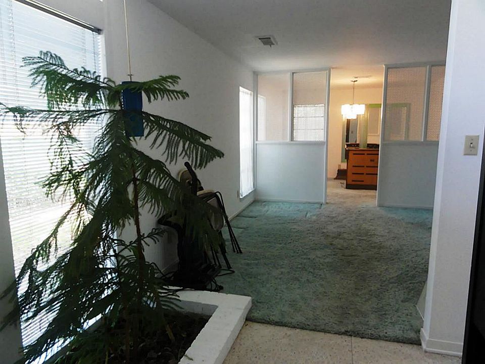 1st image of 207 Whispering Oaks Dr