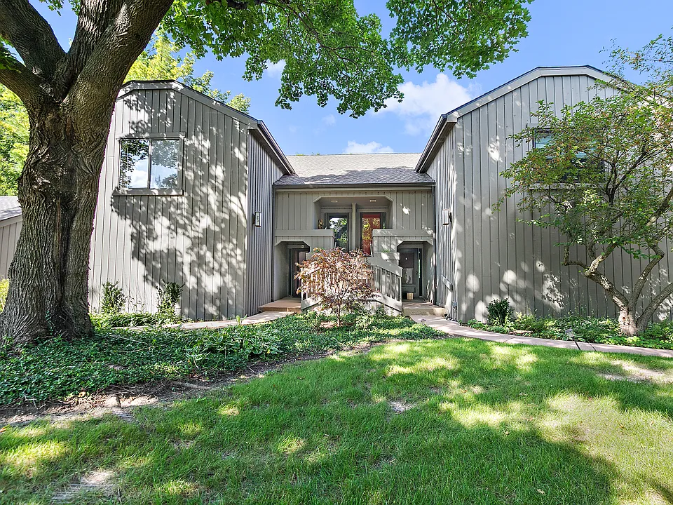 25 Shoreline Rd #B