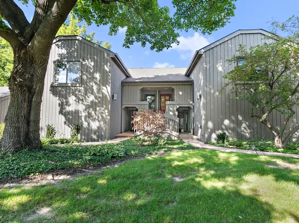 25 Shoreline Rd APT B, Lake Barrington, IL 60010