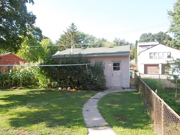 3rd image of 81 Hoyt Ave W