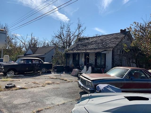 2nd image of 2284 Harrodsburg Rd