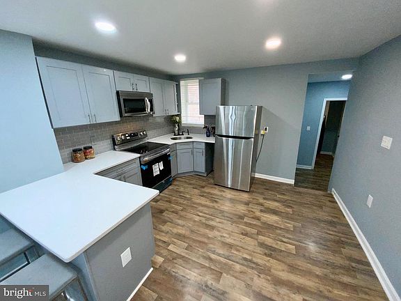 4th image of 6033 Vine St