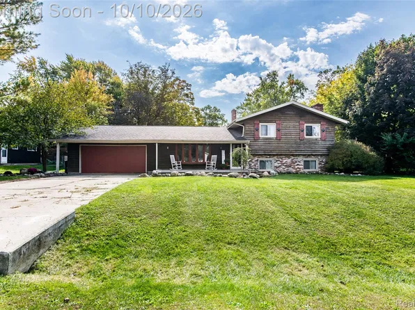 2129 Blackthorn Dr, Burton, MI 48509
