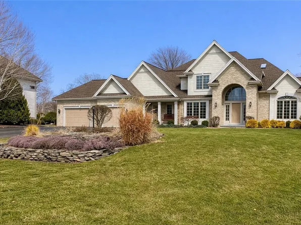 5 Blue Pine Cir, Penfield, NY 14526